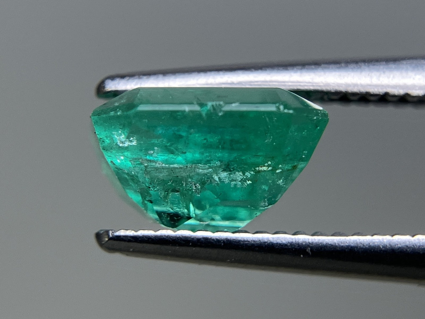 エメラルド  1.634ct  中央宝石ソーティング付き  7.28㎜×7.06㎜×4.50㎜  ルース（ 裸石 ） 3205YY
