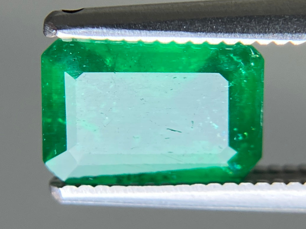 エメラルド 天然 1.279ct 宝石ソーティング付き 8.1㎜×5.6㎜×3.3㎜ ルース（ 裸石 ） 7775YY