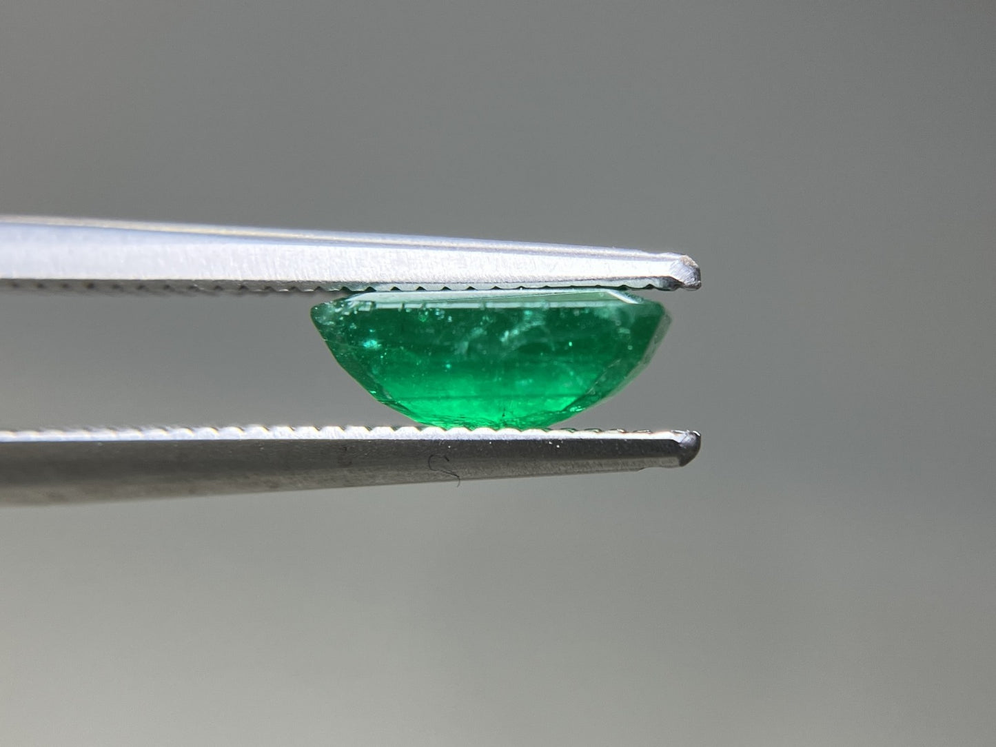 エメラルド 天然 1.279ct 宝石ソーティング付き 8.1㎜×5.6㎜×3.3㎜ ルース（ 裸石 ） 7775YY