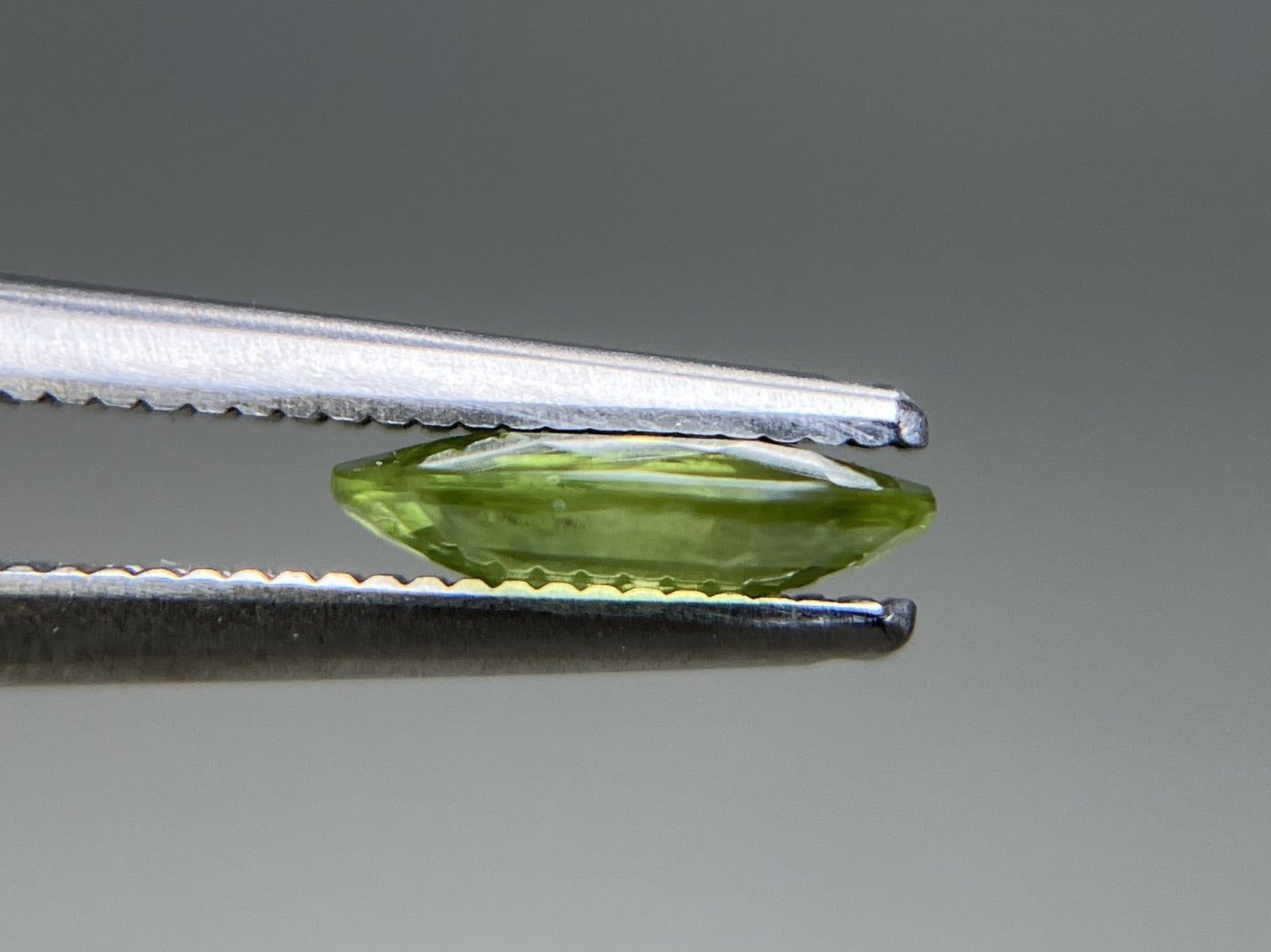 グリーンサファイア 1.197ct  宝石ソーティング付き  8.2㎜×6.3㎜×2.0㎜  天然 ルース（ 裸石 ） 4504YY