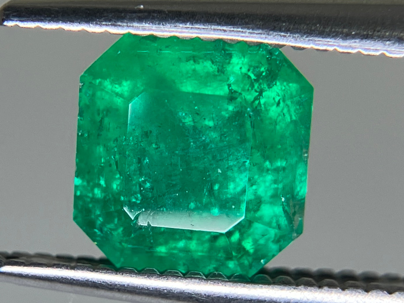 エメラルド  1.106ct  中央宝石ソーティング付き  6.71㎜×6.26㎜×4.20㎜  ルース（ 裸石 ） 3228YY