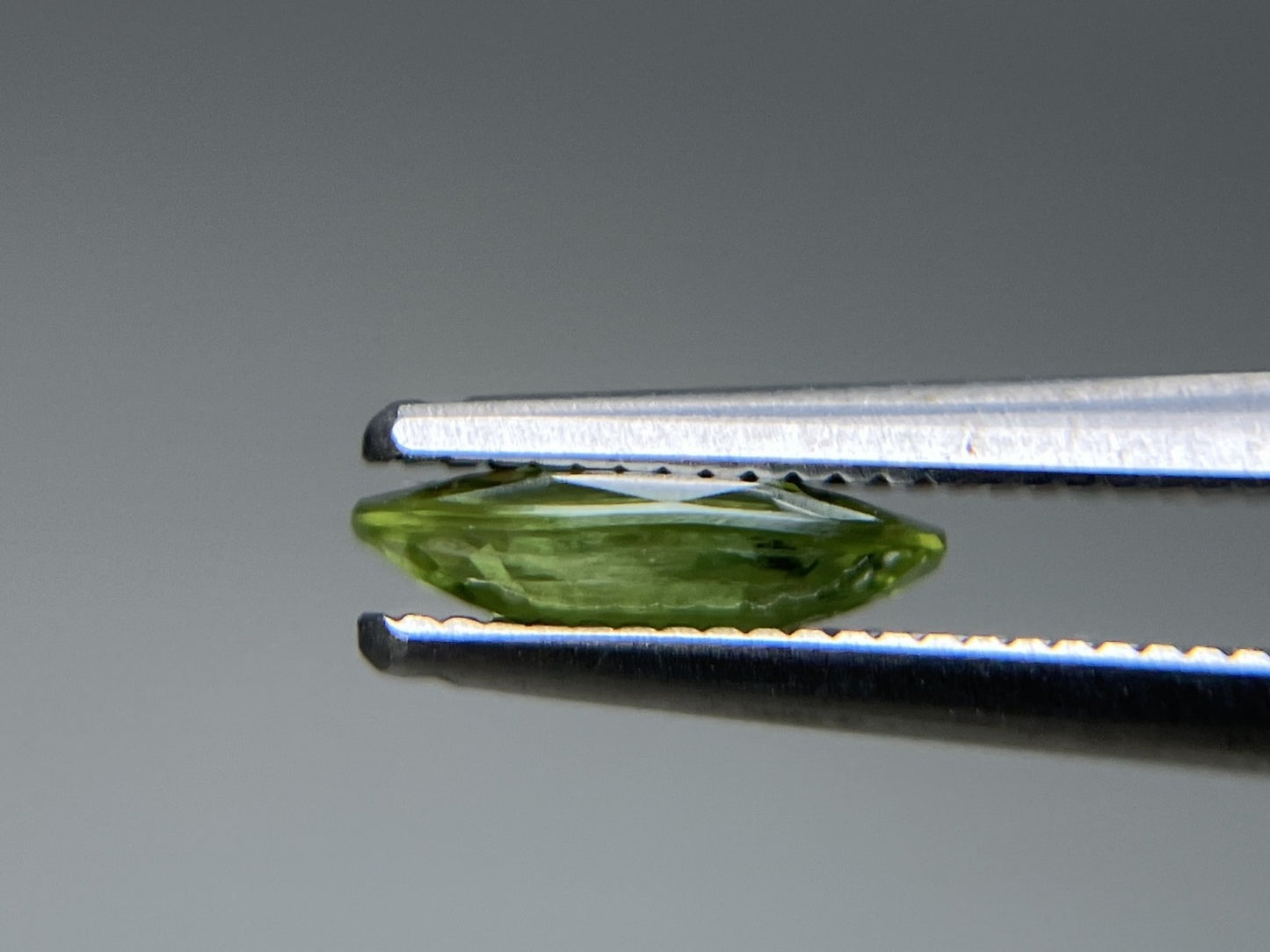 グリーンサファイア 1.197ct  宝石ソーティング付き  8.2㎜×6.3㎜×2.0㎜  天然 ルース（ 裸石 ） 4504YY