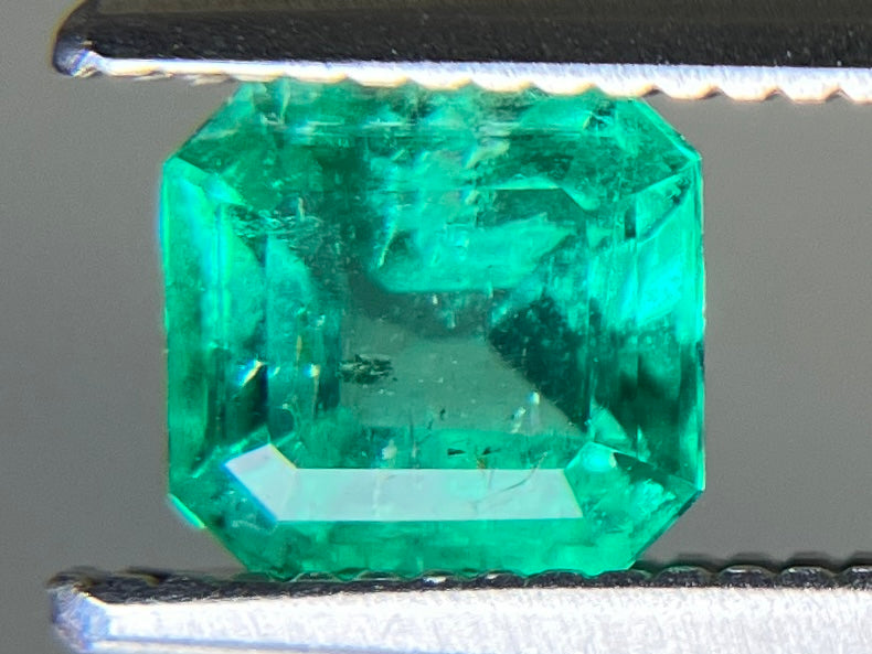 エメラルド 天然 0.638ct 宝石ソーティング付き 5.1㎜×5.0㎜×3.3㎜ ルース（ 裸石 ） 7736YY