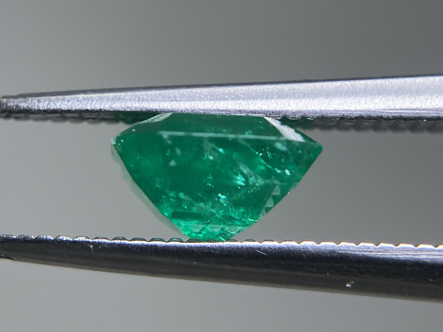 エメラルド  1.106ct  中央宝石ソーティング付き  6.71㎜×6.26㎜×4.20㎜  ルース（ 裸石 ） 3228YY