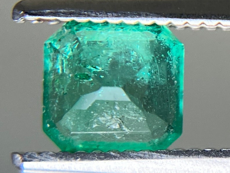 エメラルド 天然 0.638ct 宝石ソーティング付き 5.1㎜×5.0㎜×3.3㎜ ルース（ 裸石 ） 7736YY
