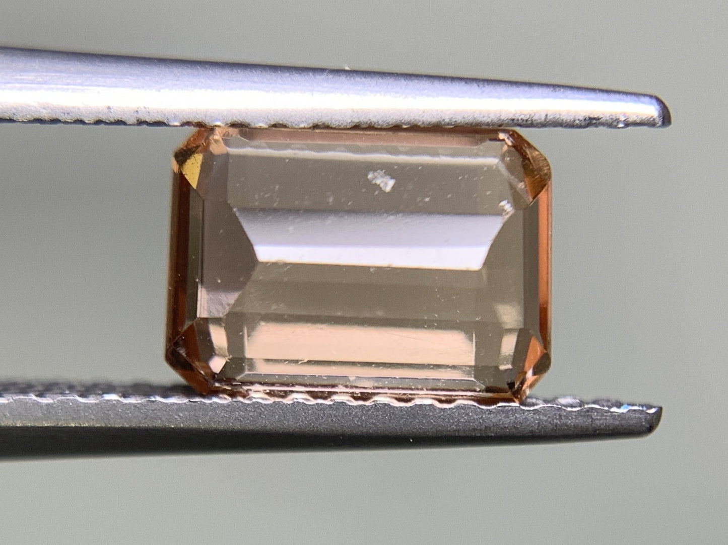 インペリアルトパーズ 1.946ct  宝石ソーティング付き  7.9㎜×5.9㎜×3.6㎜  ルース（ 裸石 ） 2024Y
