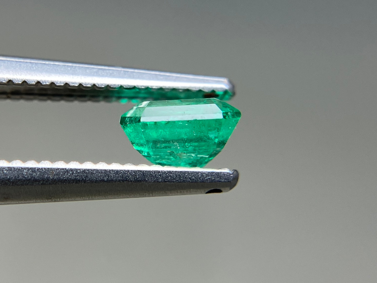 エメラルド 天然 0.638ct 宝石ソーティング付き 5.1㎜×5.0㎜×3.3㎜ ルース（ 裸石 ） 7736YY