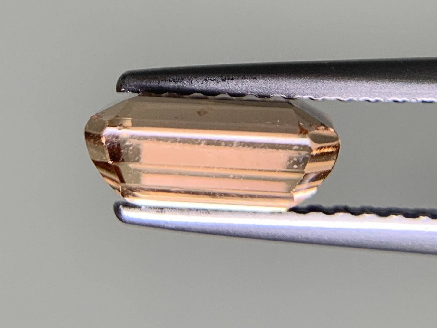 インペリアルトパーズ 1.946ct  宝石ソーティング付き  7.9㎜×5.9㎜×3.6㎜  ルース（ 裸石 ） 2024Y