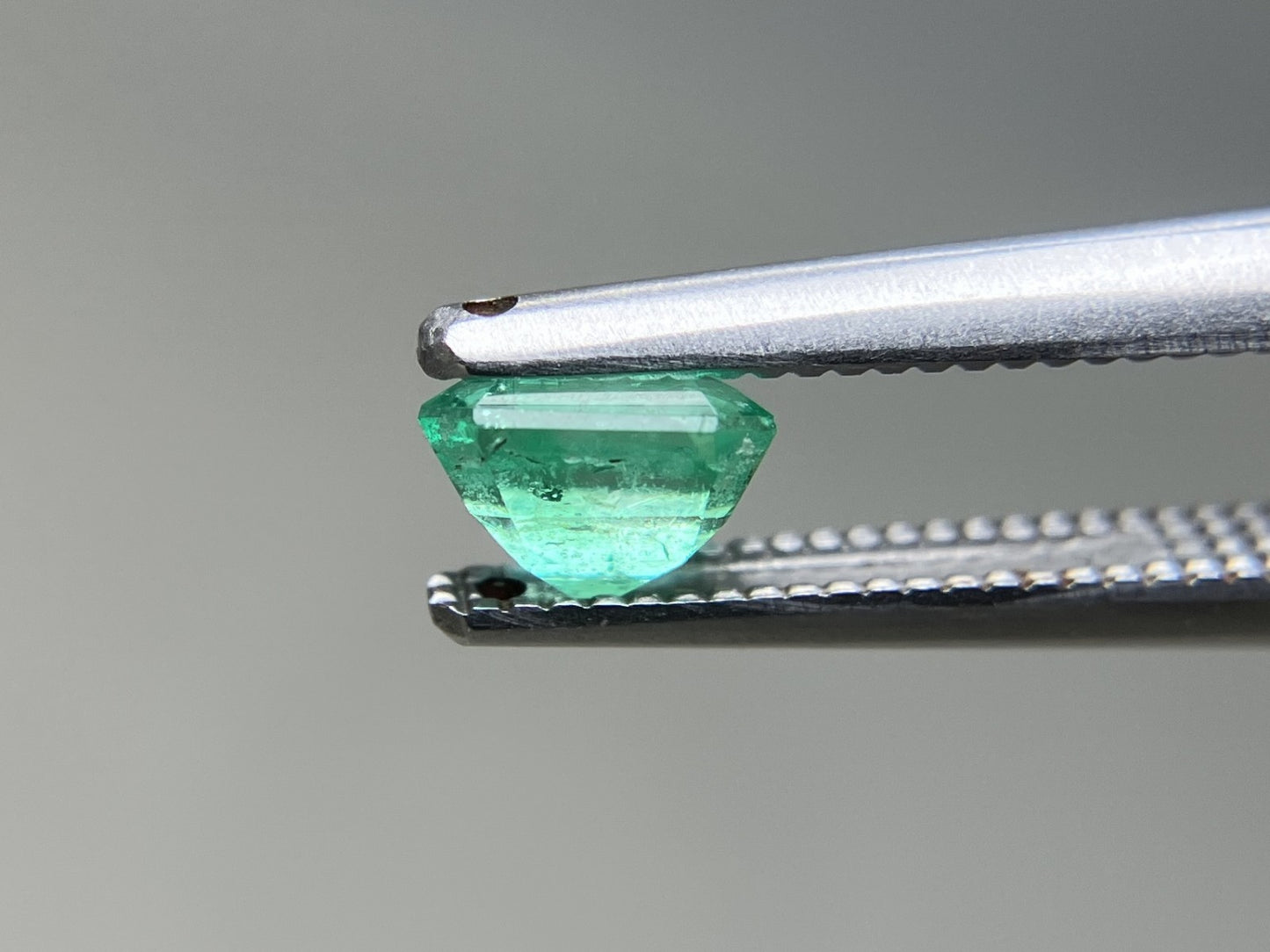 エメラルド 天然 0.638ct 宝石ソーティング付き 5.1㎜×5.0㎜×3.3㎜ ルース（ 裸石 ） 7736YY