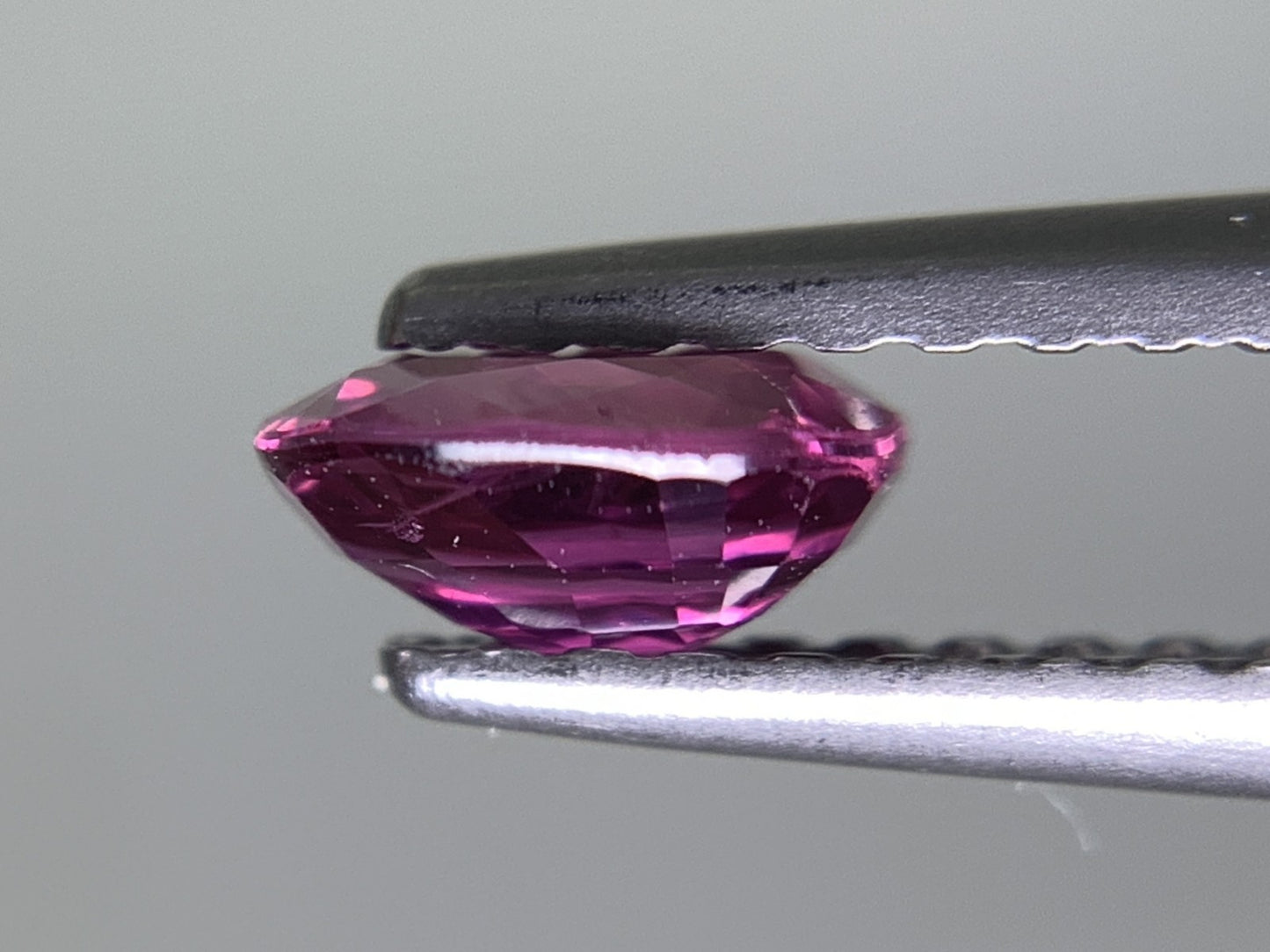 ルビー 天然 0.565ct 宝石ソーティング付き 5.4㎜×4.1㎜×2.5㎜ ルース（ 裸石 ） 8018Y