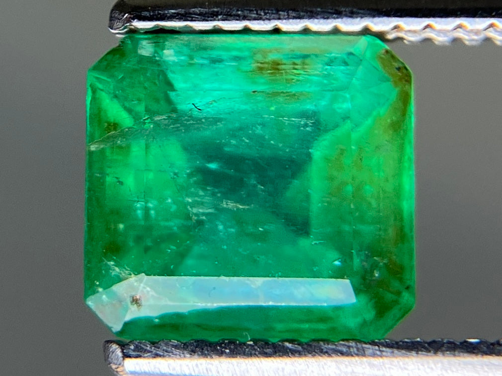エメラルド 天然 1.275ct 中央宝石ソーティング付き 6.73㎜×6.36㎜×4.38㎜ ルース（ 裸石 ） 7740YY