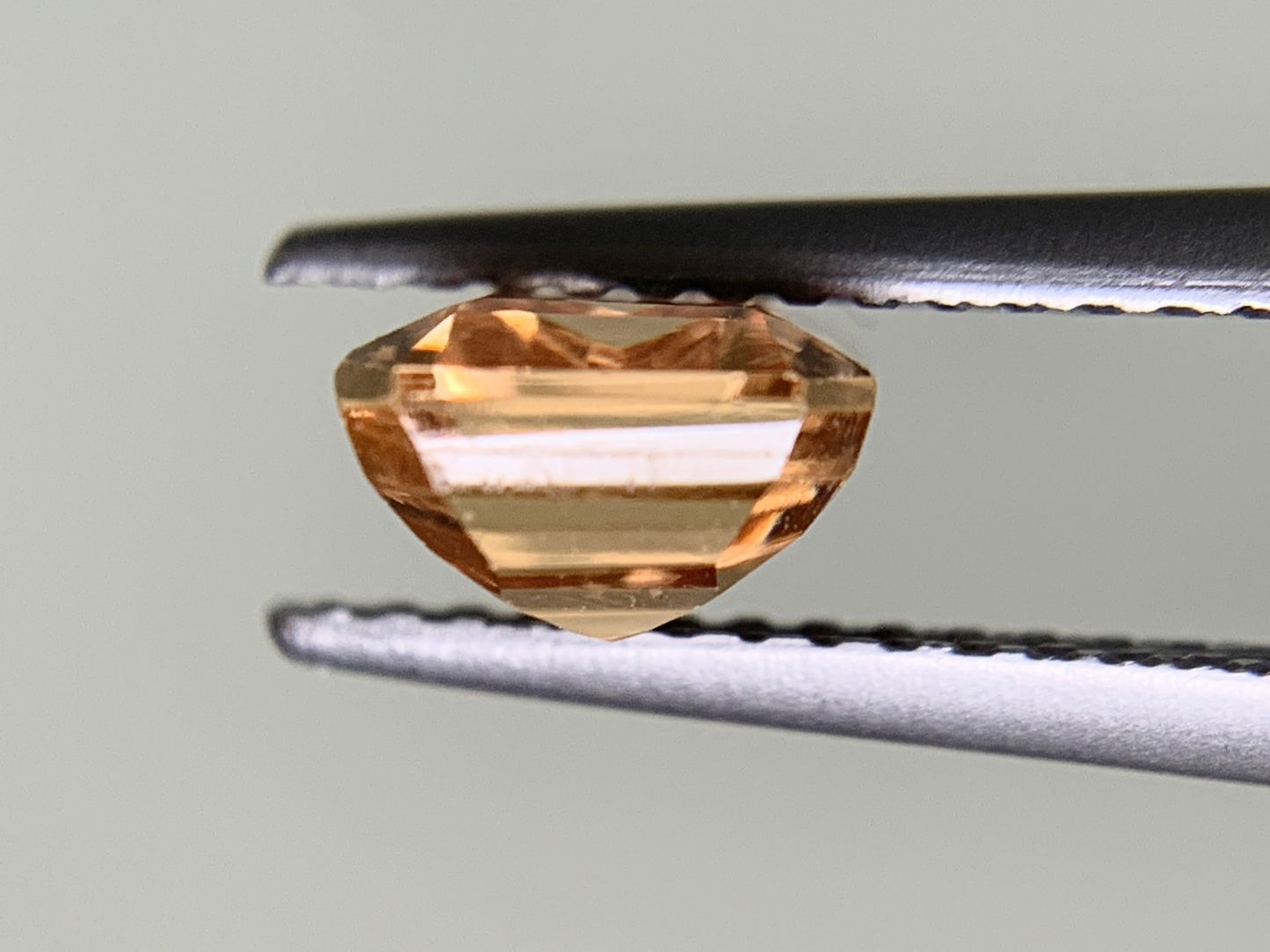 インペリアルトパーズ 1.946ct  宝石ソーティング付き  7.9㎜×5.9㎜×3.6㎜  ルース（ 裸石 ） 2024Y