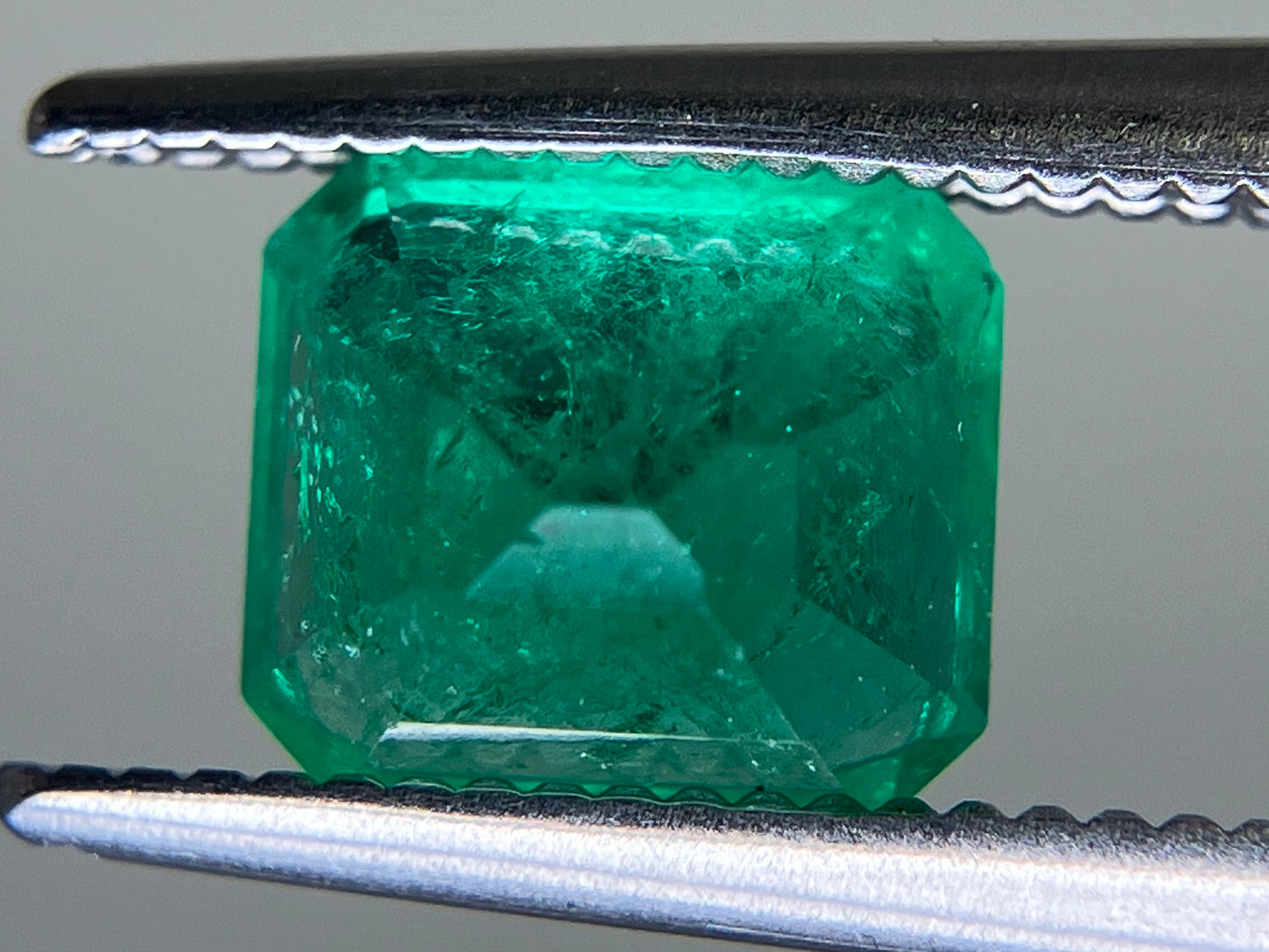 エメラルド  1.140ct  中央宝石ソーティング付き  6.64㎜×5.87㎜×4.47㎜  ルース（ 裸石 ） 3210YY