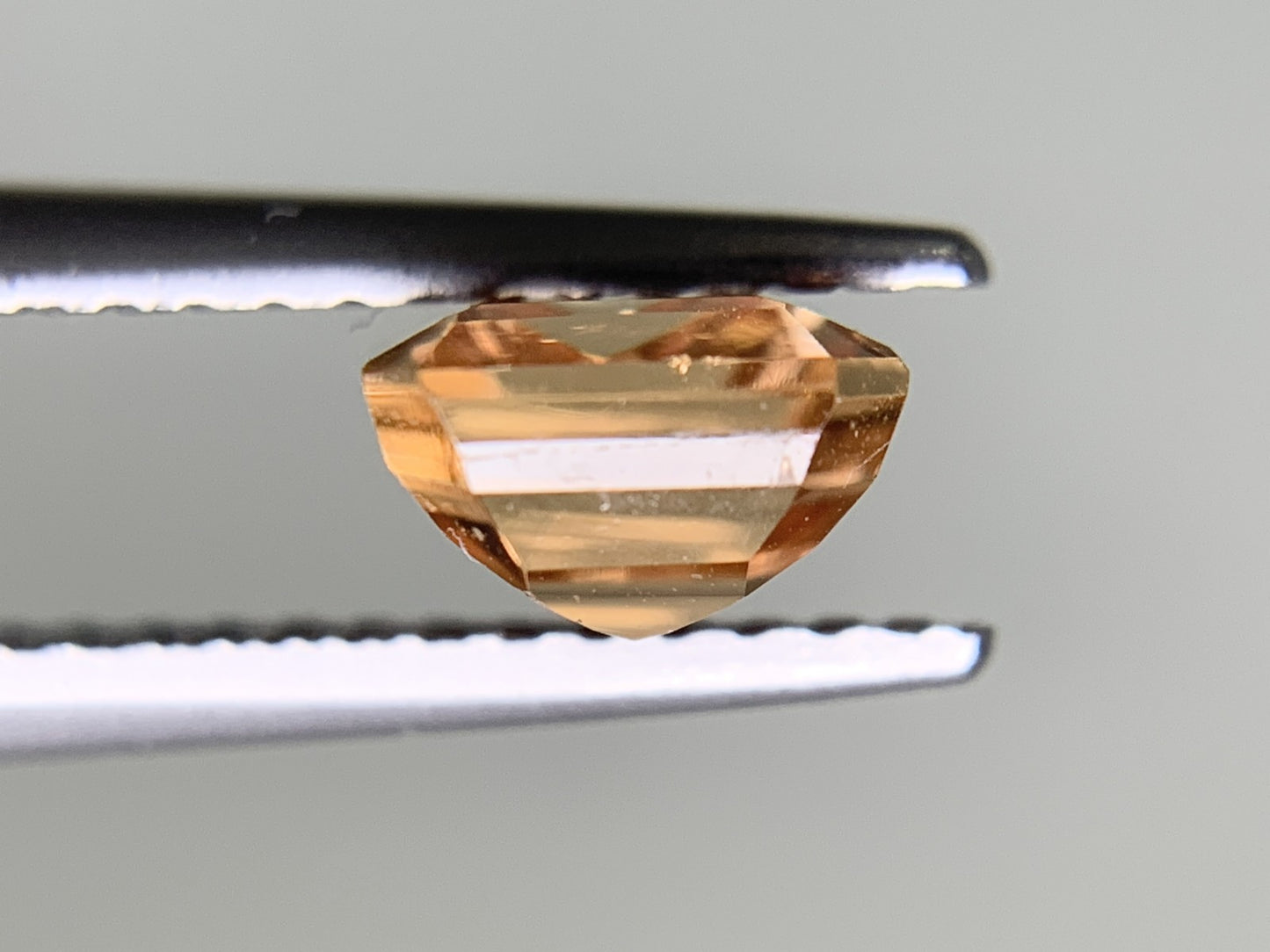 インペリアルトパーズ 1.946ct  宝石ソーティング付き  7.9㎜×5.9㎜×3.6㎜  ルース（ 裸石 ） 2024Y