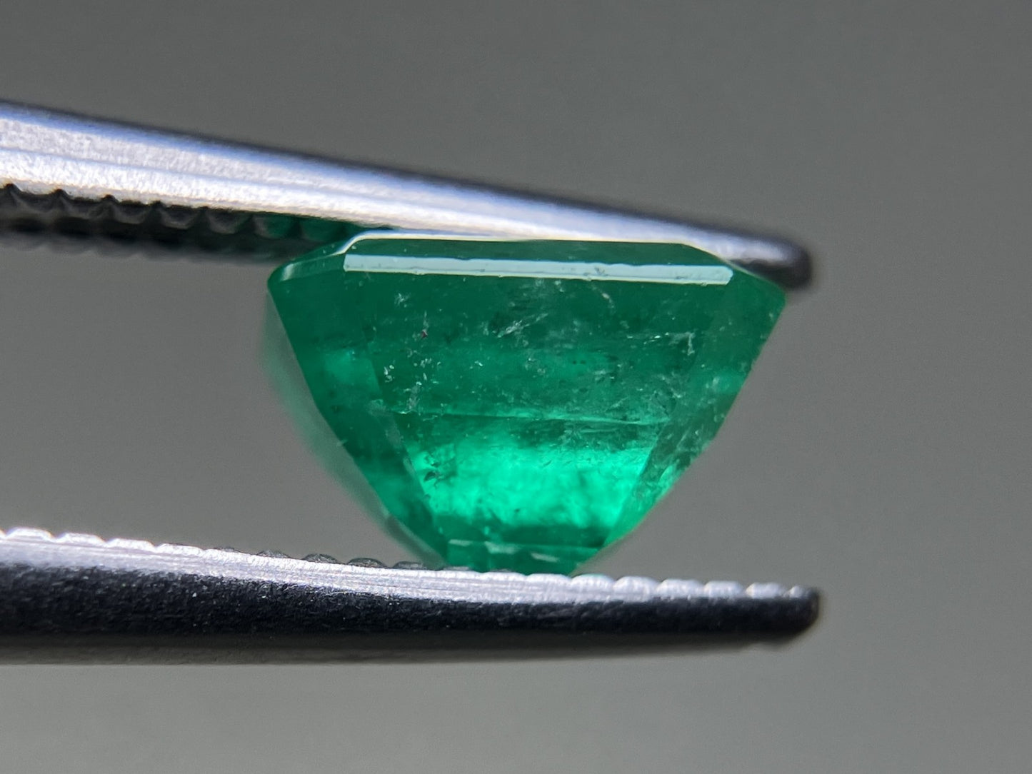 エメラルド  1.140ct  中央宝石ソーティング付き  6.64㎜×5.87㎜×4.47㎜  ルース（ 裸石 ） 3210YY
