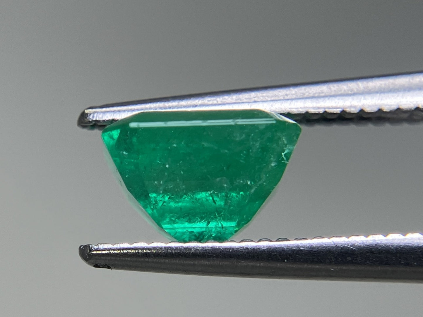エメラルド  1.140ct  中央宝石ソーティング付き  6.64㎜×5.87㎜×4.47㎜  ルース（ 裸石 ） 3210YY