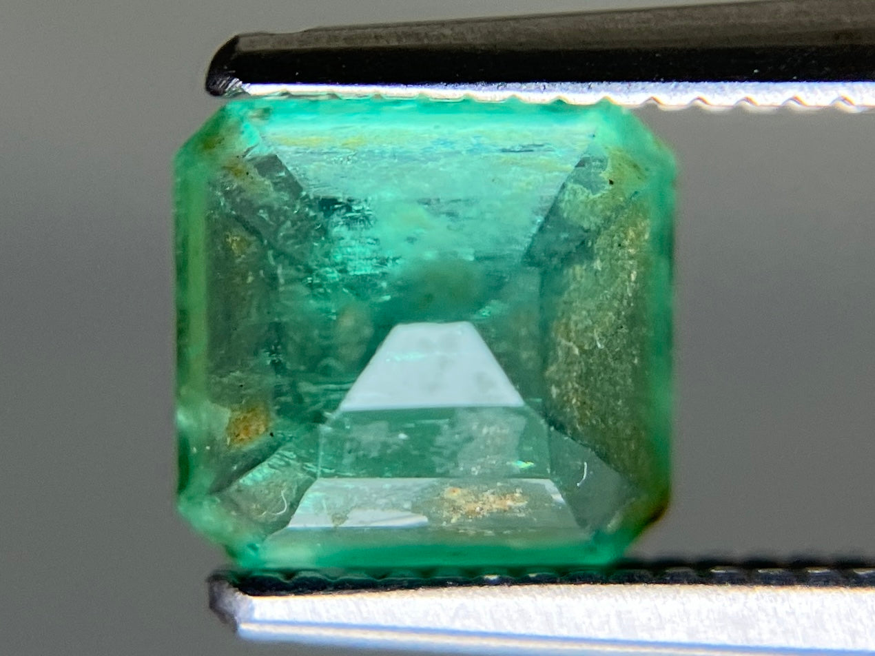 エメラルド 天然 1.275ct 中央宝石ソーティング付き 6.73㎜×6.36㎜×4.38㎜ ルース（ 裸石 ） 7740YY