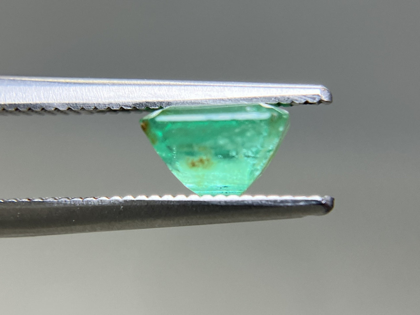 エメラルド 天然 1.275ct 中央宝石ソーティング付き 6.73㎜×6.36㎜×4.38㎜ ルース（ 裸石 ） 7740YY