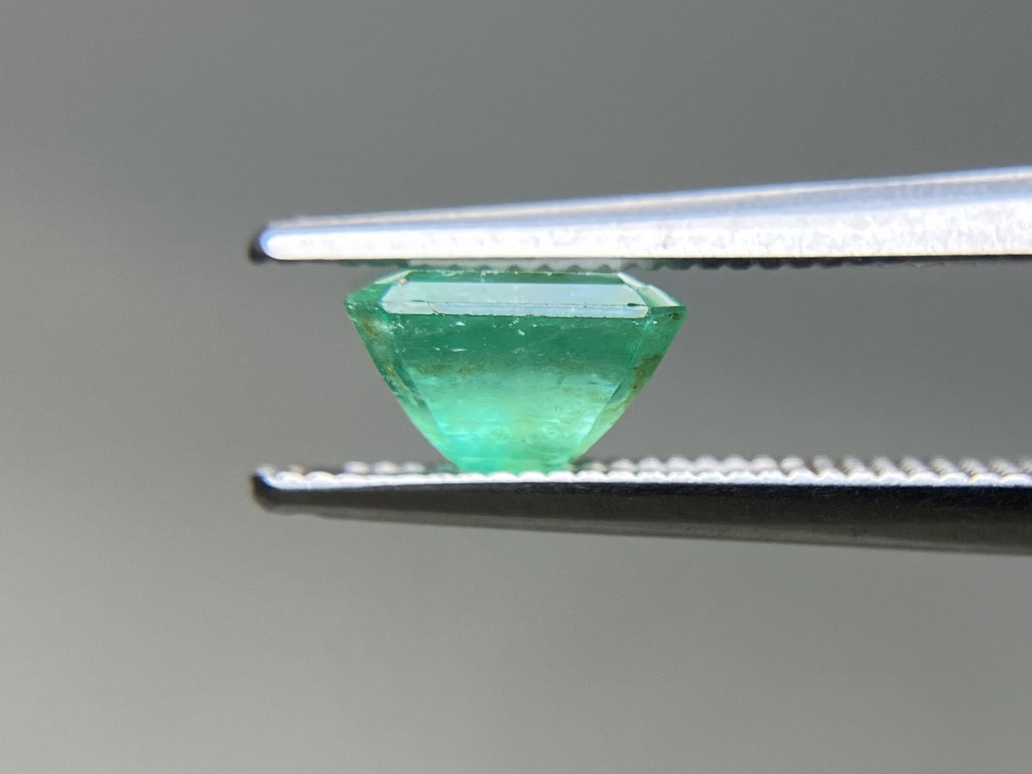 エメラルド 天然 1.275ct 中央宝石ソーティング付き 6.73㎜×6.36㎜×4.38㎜ ルース（ 裸石 ） 7740YY
