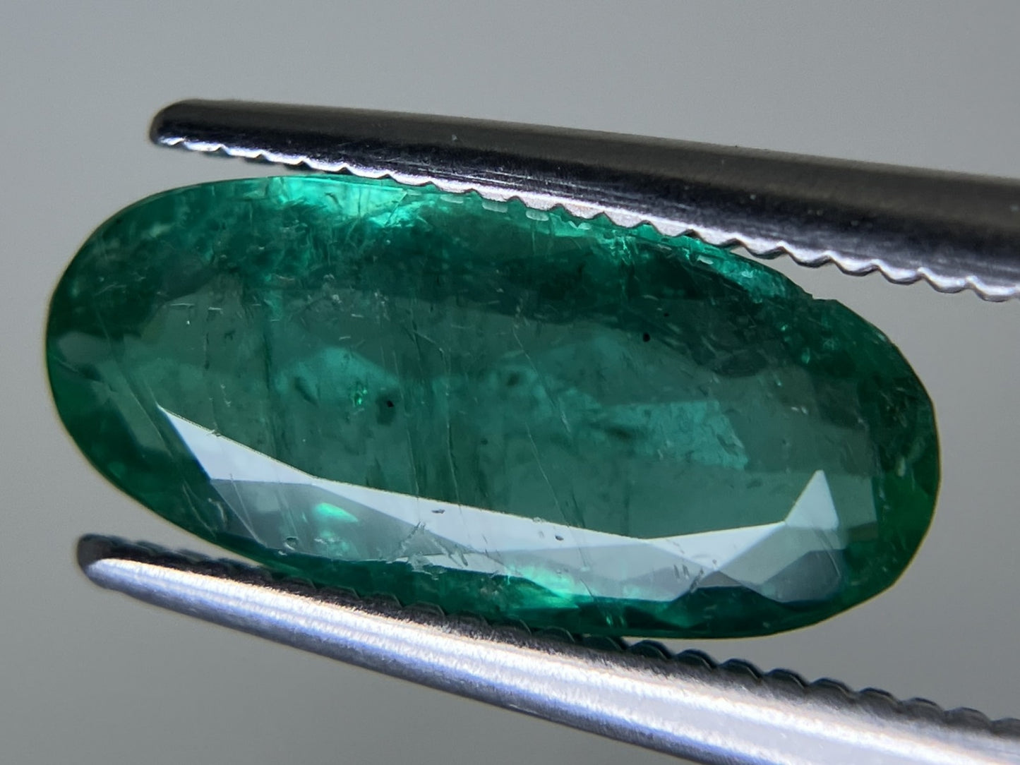エメラルド  2.121ct  中央宝石ソーティング付き  12.40㎜×5.85㎜×3.83㎜  ルース（ 裸石 ） 3245YY
