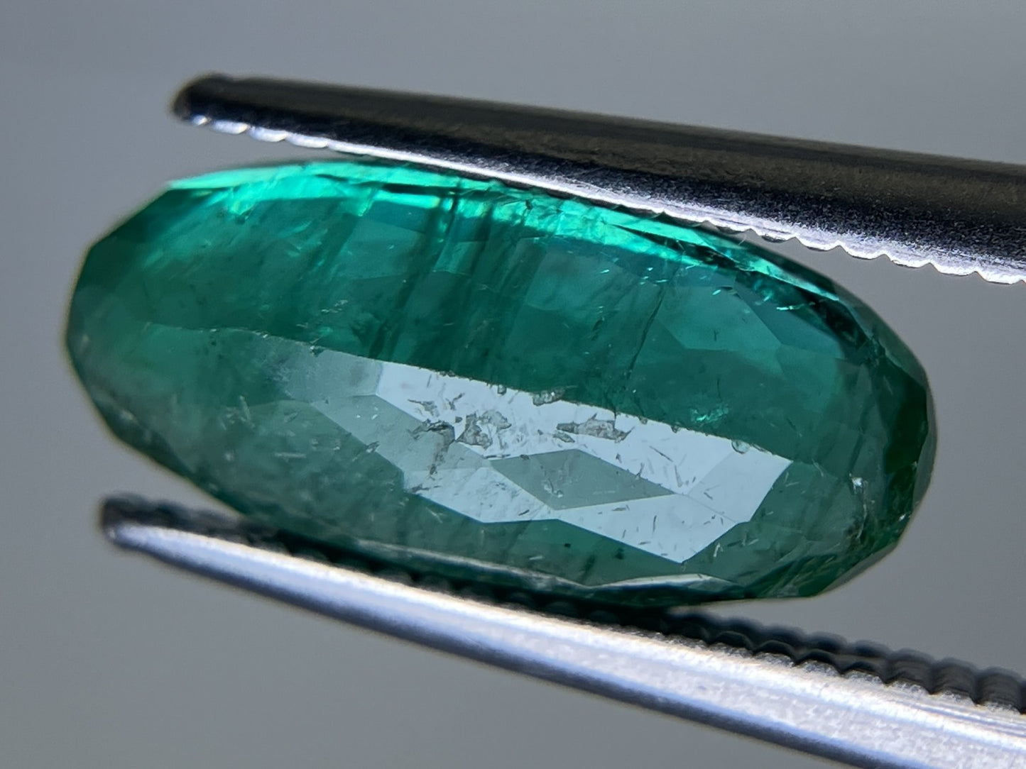 エメラルド  2.121ct  中央宝石ソーティング付き  12.40㎜×5.85㎜×3.83㎜  ルース（ 裸石 ） 3245YY