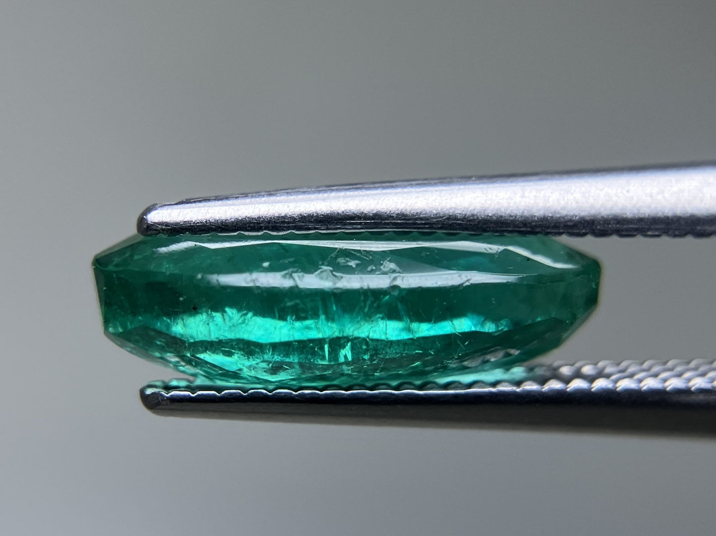 エメラルド  2.121ct  中央宝石ソーティング付き  12.40㎜×5.85㎜×3.83㎜  ルース（ 裸石 ） 3245YY