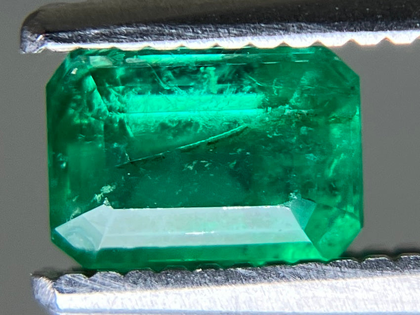 エメラルド 天然 0.627ct 中央宝石ソーティング付き 5.67㎜×4.01㎜×3.61㎜ ルース（ 裸石 ） 7723YY