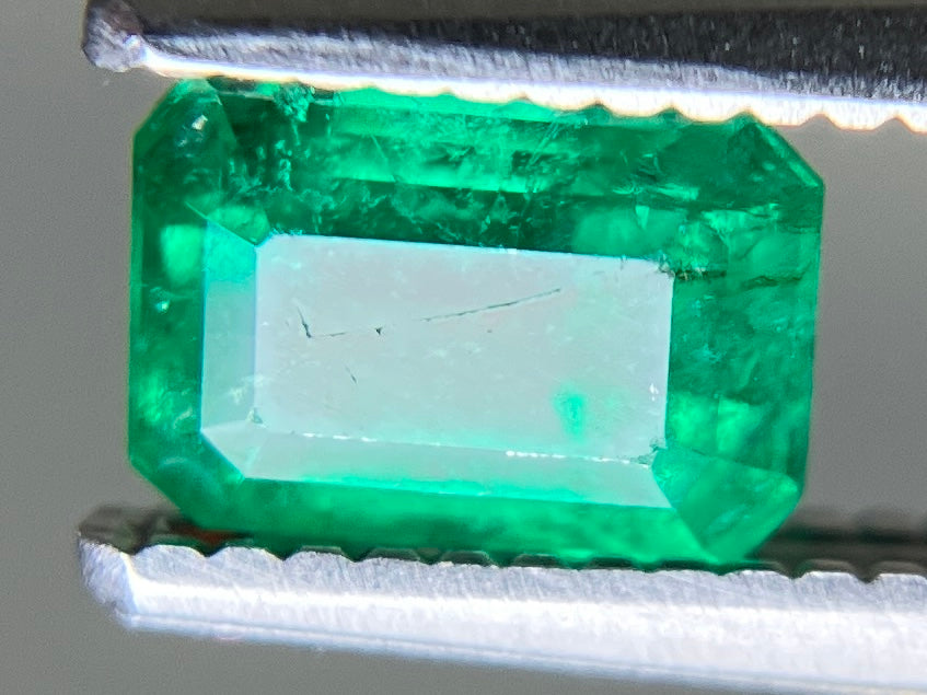 エメラルド 天然 0.627ct 中央宝石ソーティング付き 5.67㎜×4.01㎜×3.61㎜ ルース（ 裸石 ） 7723YY
