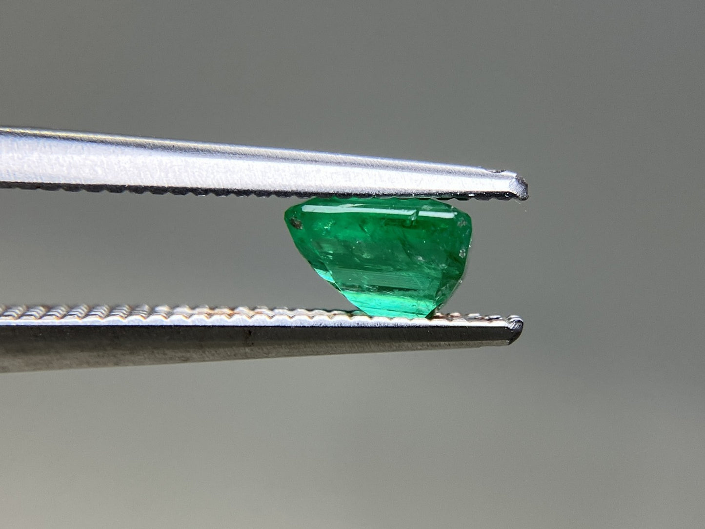 エメラルド 天然 0.627ct 中央宝石ソーティング付き 5.67㎜×4.01㎜×3.61㎜ ルース（ 裸石 ） 7723YY