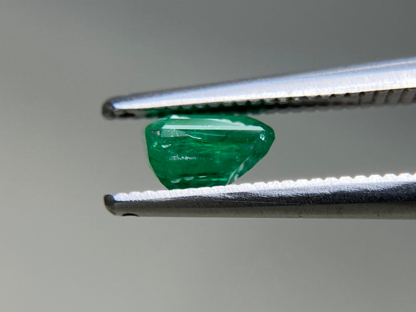エメラルド 天然 0.627ct 中央宝石ソーティング付き 5.67㎜×4.01㎜×3.61㎜ ルース（ 裸石 ） 7723YY