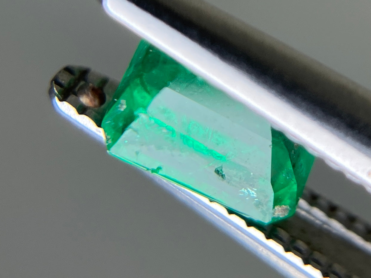 エメラルド 天然 0.627ct 中央宝石ソーティング付き 5.67㎜×4.01㎜×3.61㎜ ルース（ 裸石 ） 7723YY