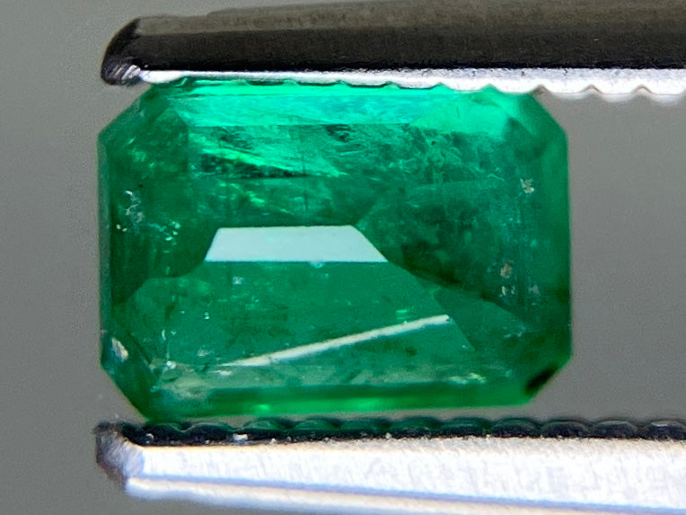 エメラルド 天然 0.627ct 中央宝石ソーティング付き 5.67㎜×4.01㎜×3.61㎜ ルース（ 裸石 ） 7723YY