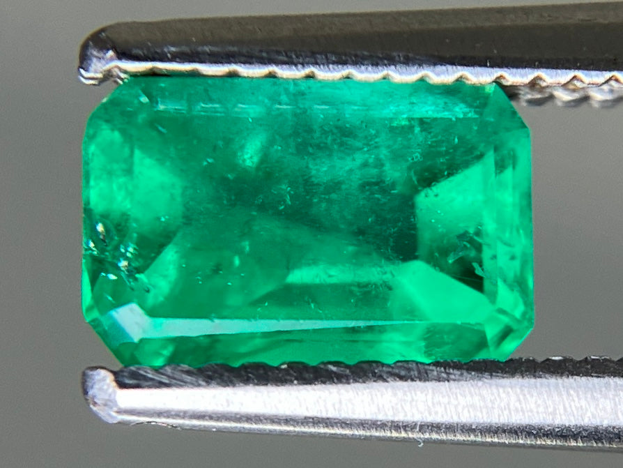 エメラルド 天然 0.960ct 中央宝石ソーティング付き 7.17㎜×4.77㎜×4.06㎜ ルース（ 裸石 ） 7771YY