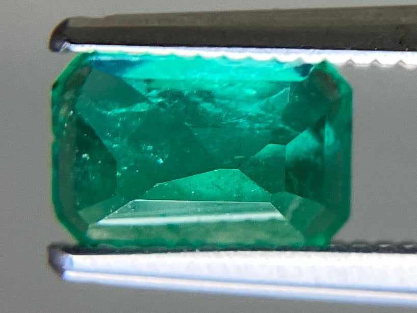 エメラルド 天然 0.960ct 中央宝石ソーティング付き 7.17㎜×4.77㎜×4.06㎜ ルース（ 裸石 ） 7771YY
