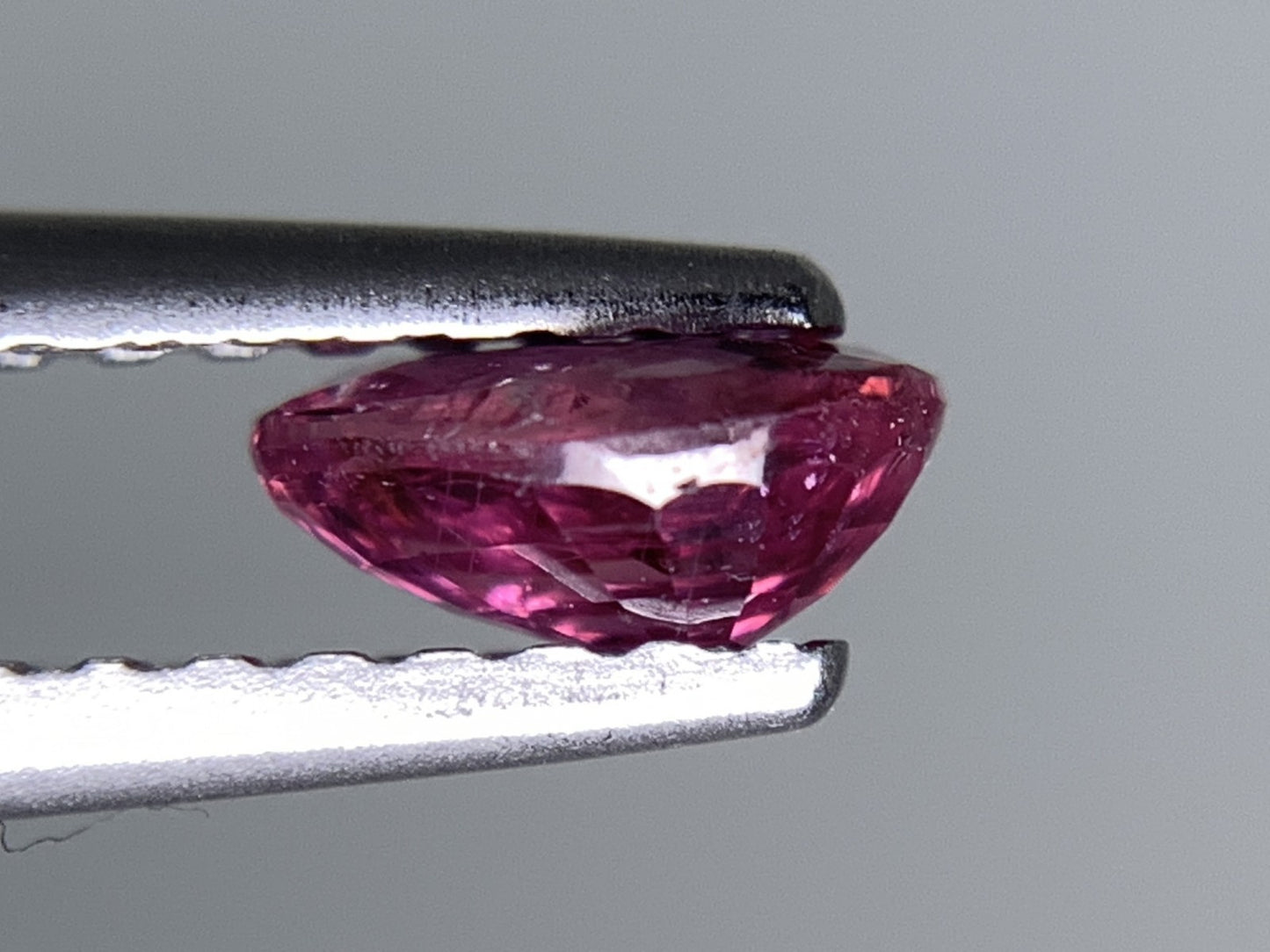 ルビー 天然 0.579ct 宝石ソーティング付き 5.7㎜×4.1㎜×2.4㎜ ルース（ 裸石 ） 8022Y