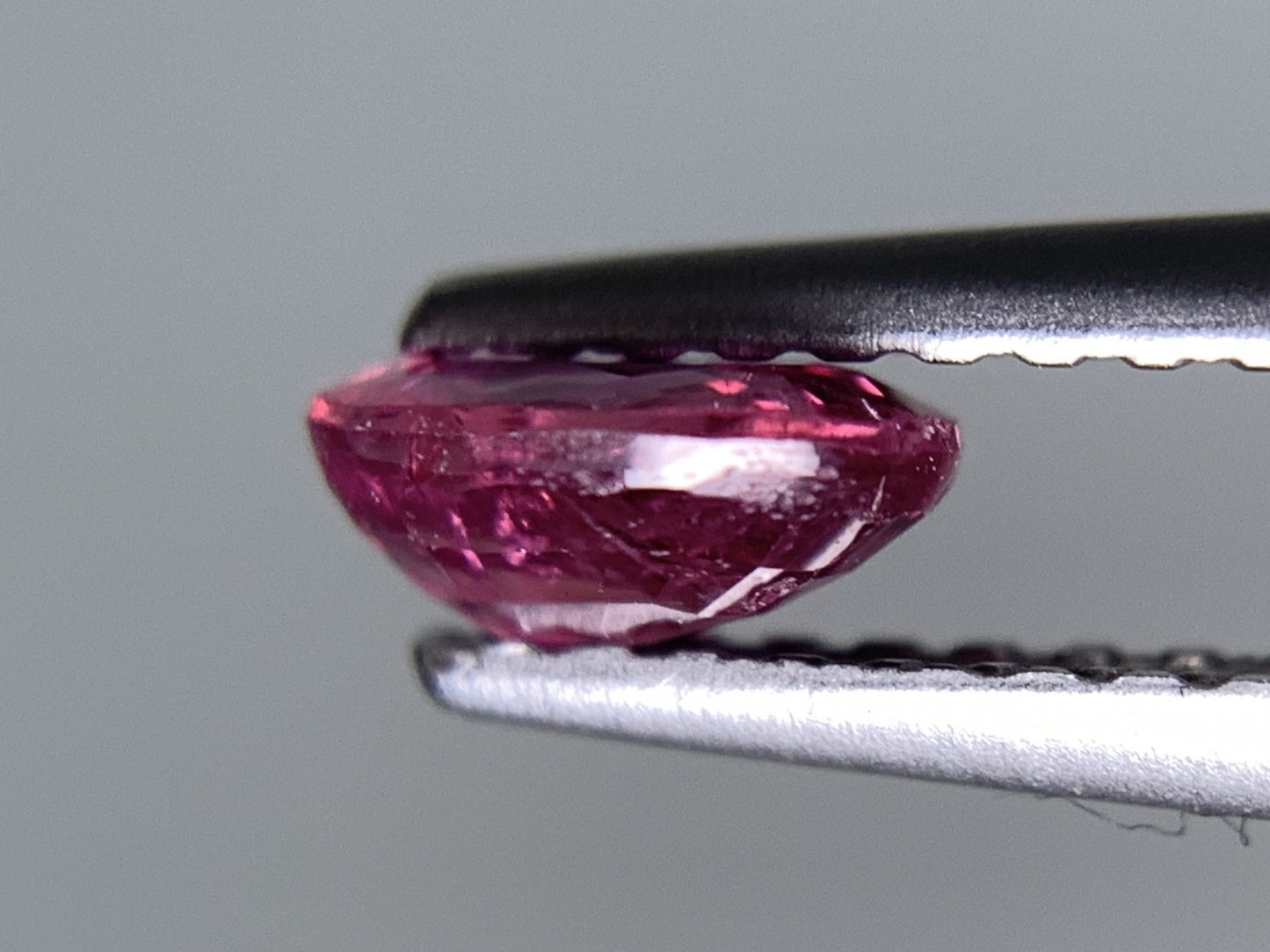 ルビー 天然 0.579ct 宝石ソーティング付き 5.7㎜×4.1㎜×2.4㎜ ルース（ 裸石 ） 8022Y