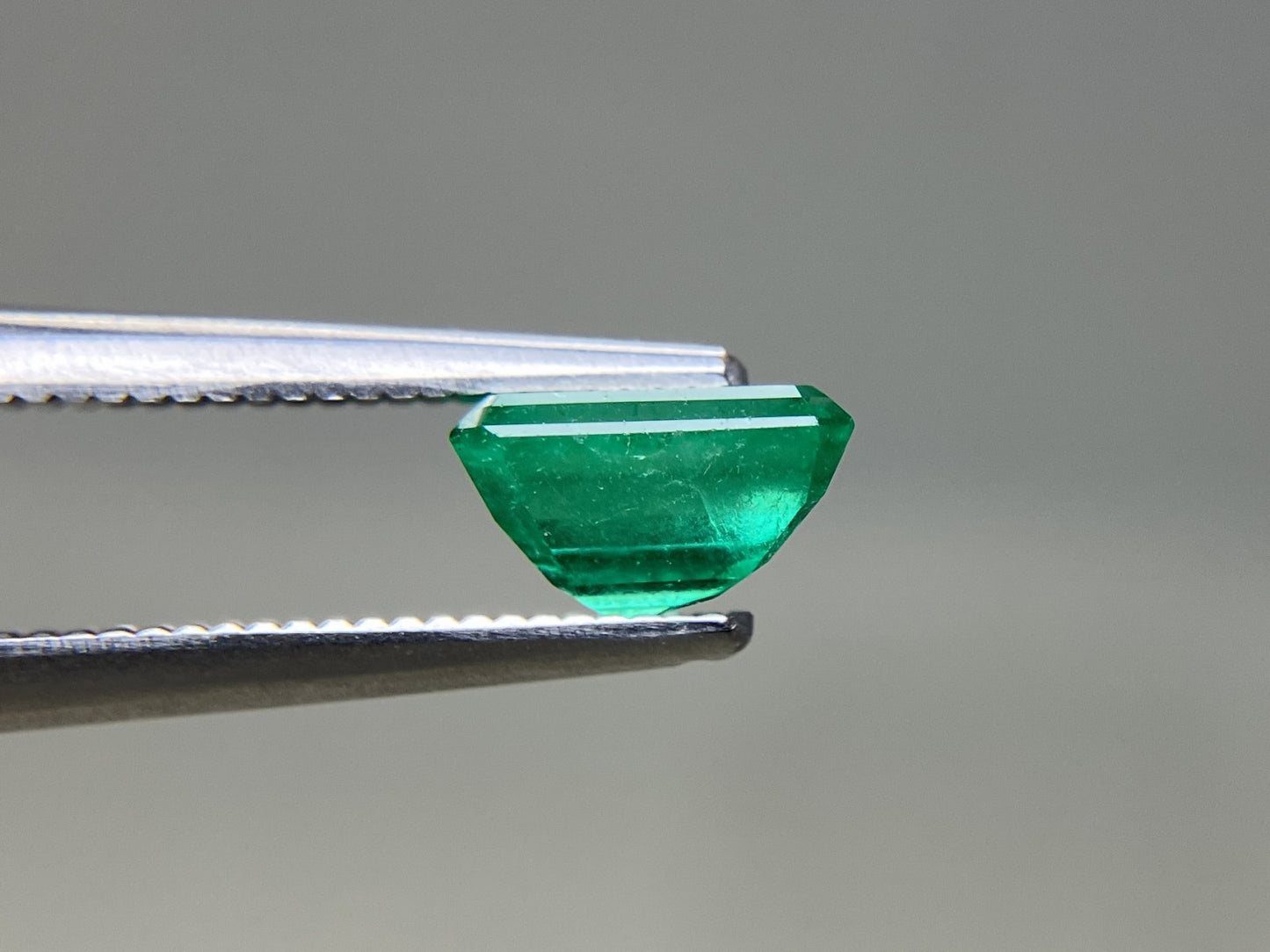 エメラルド 天然 0.960ct 中央宝石ソーティング付き 7.17㎜×4.77㎜×4.06㎜ ルース（ 裸石 ） 7771YY