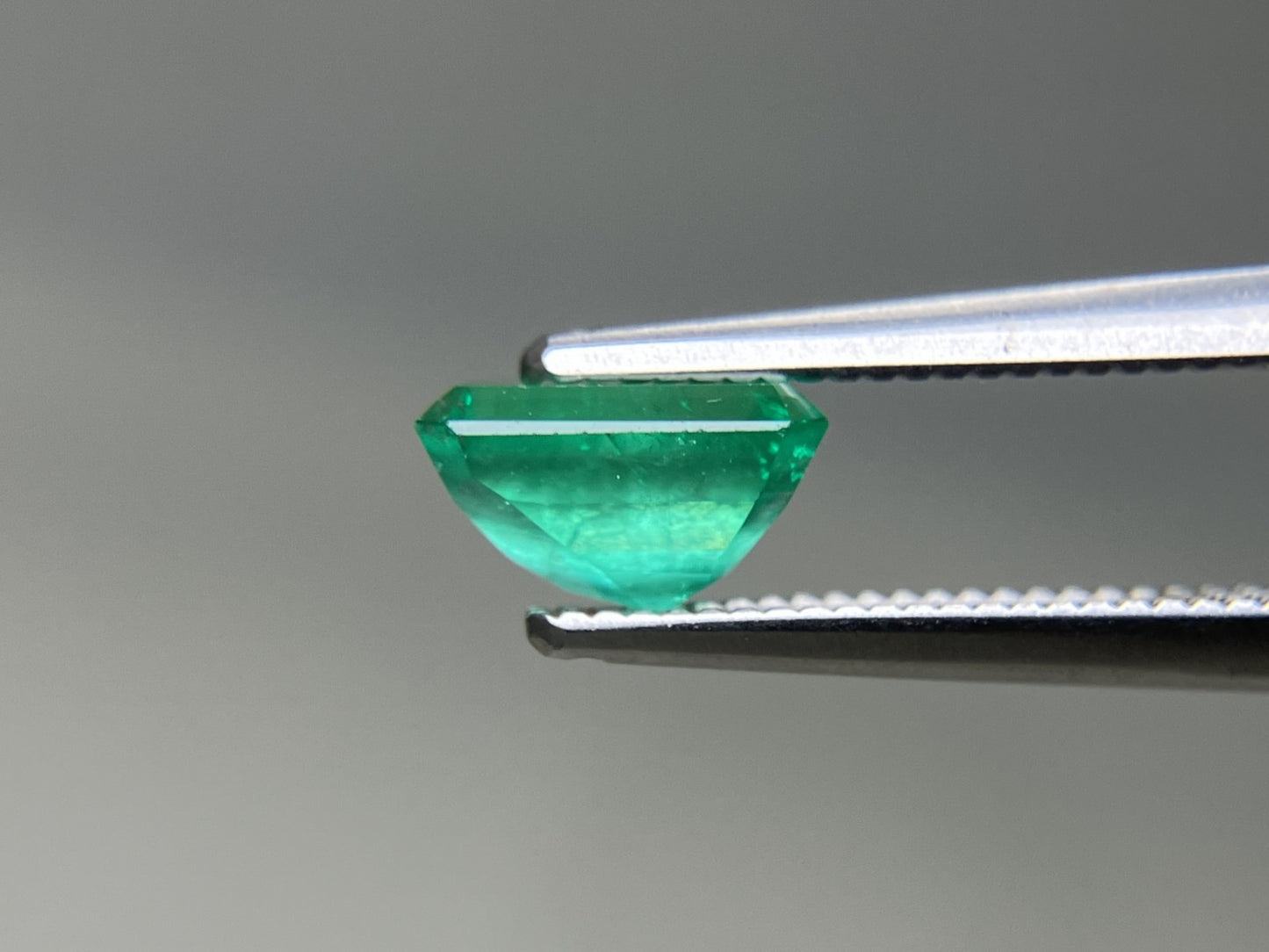 エメラルド 天然 0.960ct 中央宝石ソーティング付き 7.17㎜×4.77㎜×4.06㎜ ルース（ 裸石 ） 7771YY