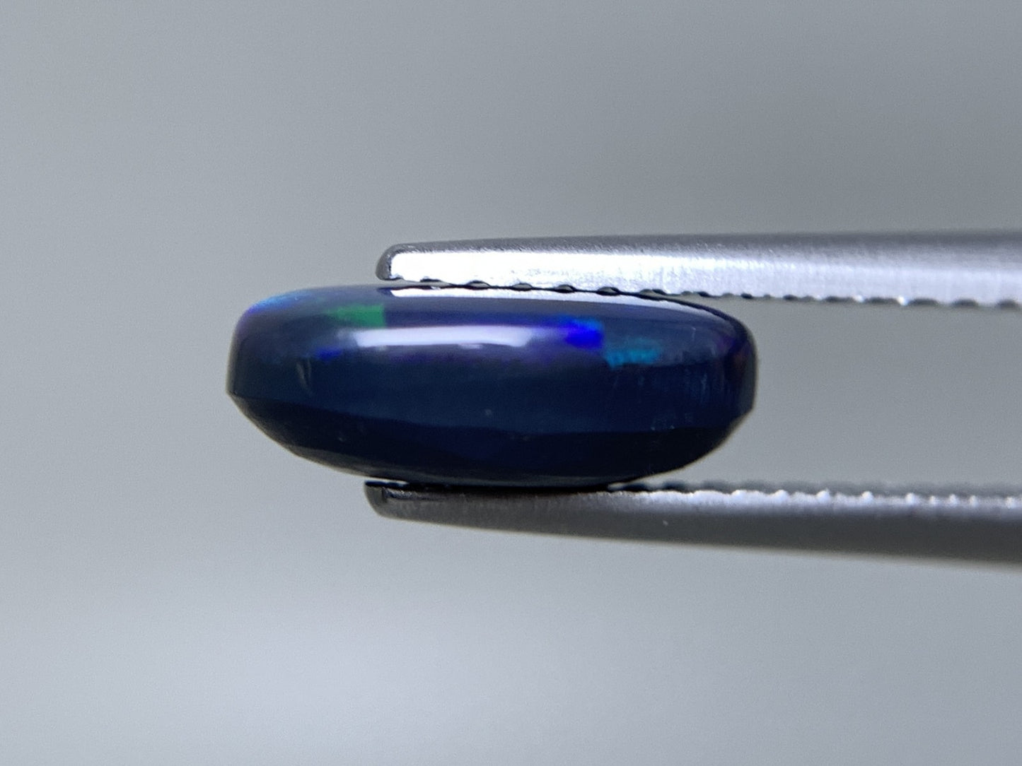 ブラックオパール 天然 1.800ct 中央宝石ソーティング付き 10.5㎜×6.8㎜×3.8㎜ ルース（ 裸石 ） 6876Y