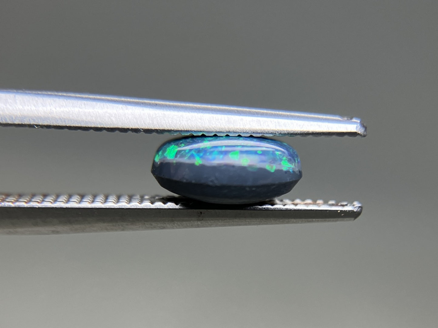 ブラックオパール 天然 1.134ct 中央宝石ソーティング付き 7.7㎜×7.0㎜×3.4㎜ ルース（ 裸石 ） 7654YY