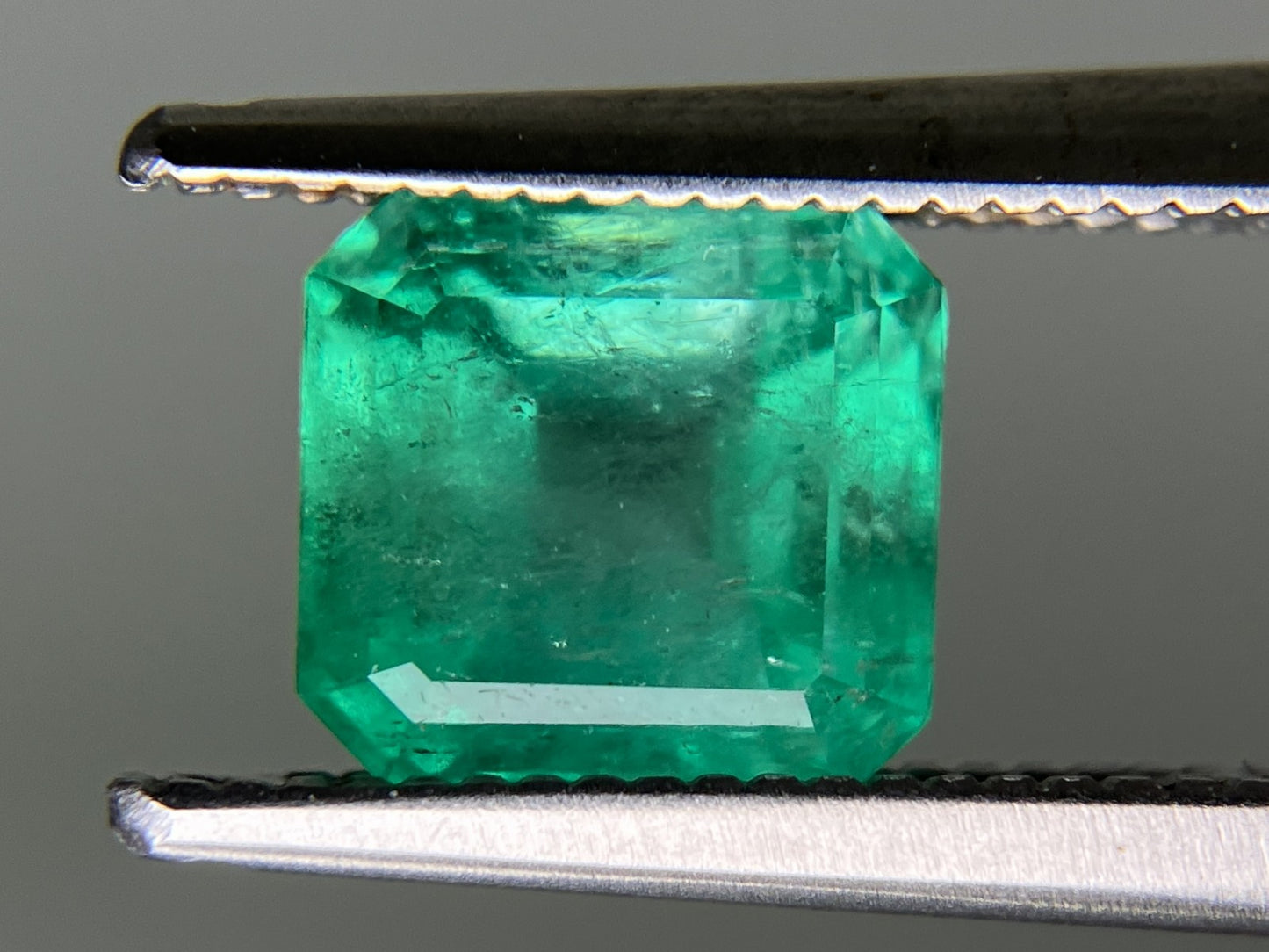 エメラルド 1.559ct  中央宝石ソーティング付き  6.74㎜×6.45㎜×5.23㎜  天然 ルース（ 裸石 ） 4708YY