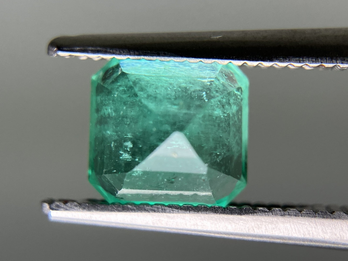 エメラルド 1.559ct  中央宝石ソーティング付き  6.74㎜×6.45㎜×5.23㎜  天然 ルース（ 裸石 ） 4708YY