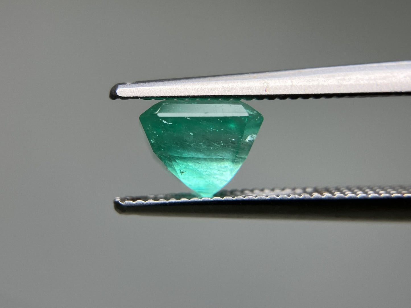 エメラルド 1.559ct  中央宝石ソーティング付き  6.74㎜×6.45㎜×5.23㎜  天然 ルース（ 裸石 ） 4708YY