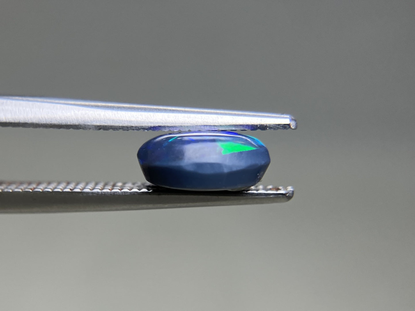 ブラックオパール 天然 1.319ct 中央宝石ソーティング付き 8.2㎜×7.0㎜×3.6㎜ ルース（ 裸石 ） 7630YY