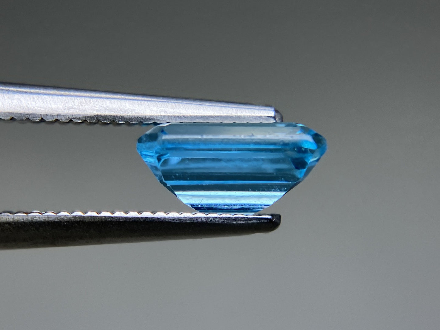 ブルートパーズ 2.003ct  宝石ソーティング付き  8.1㎜×6.0㎜×3.9㎜ 天然 ルース（ 裸石 ） 2850YY