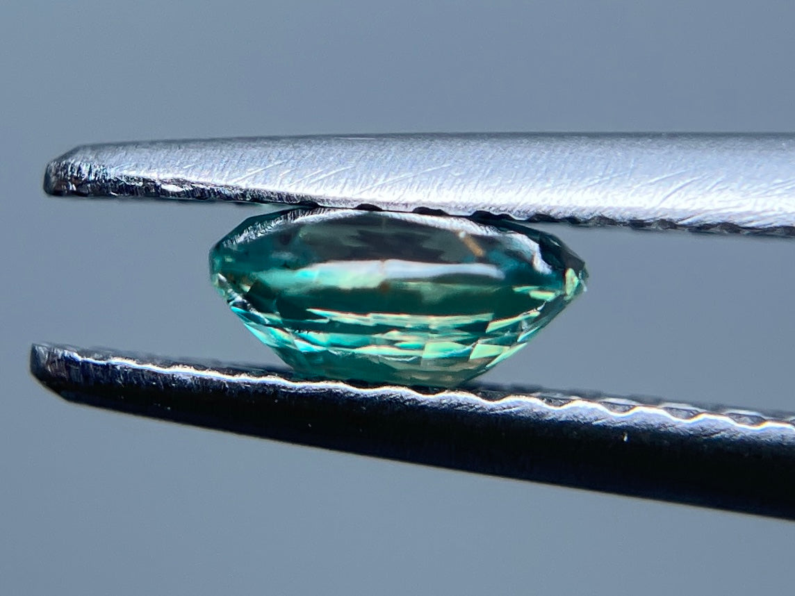 アレキサンドライト 0.605ct 中央宝石ソーティング付き 5.22㎜×4.88㎜×2.63㎜ ルース（ 裸石 ） 3262S