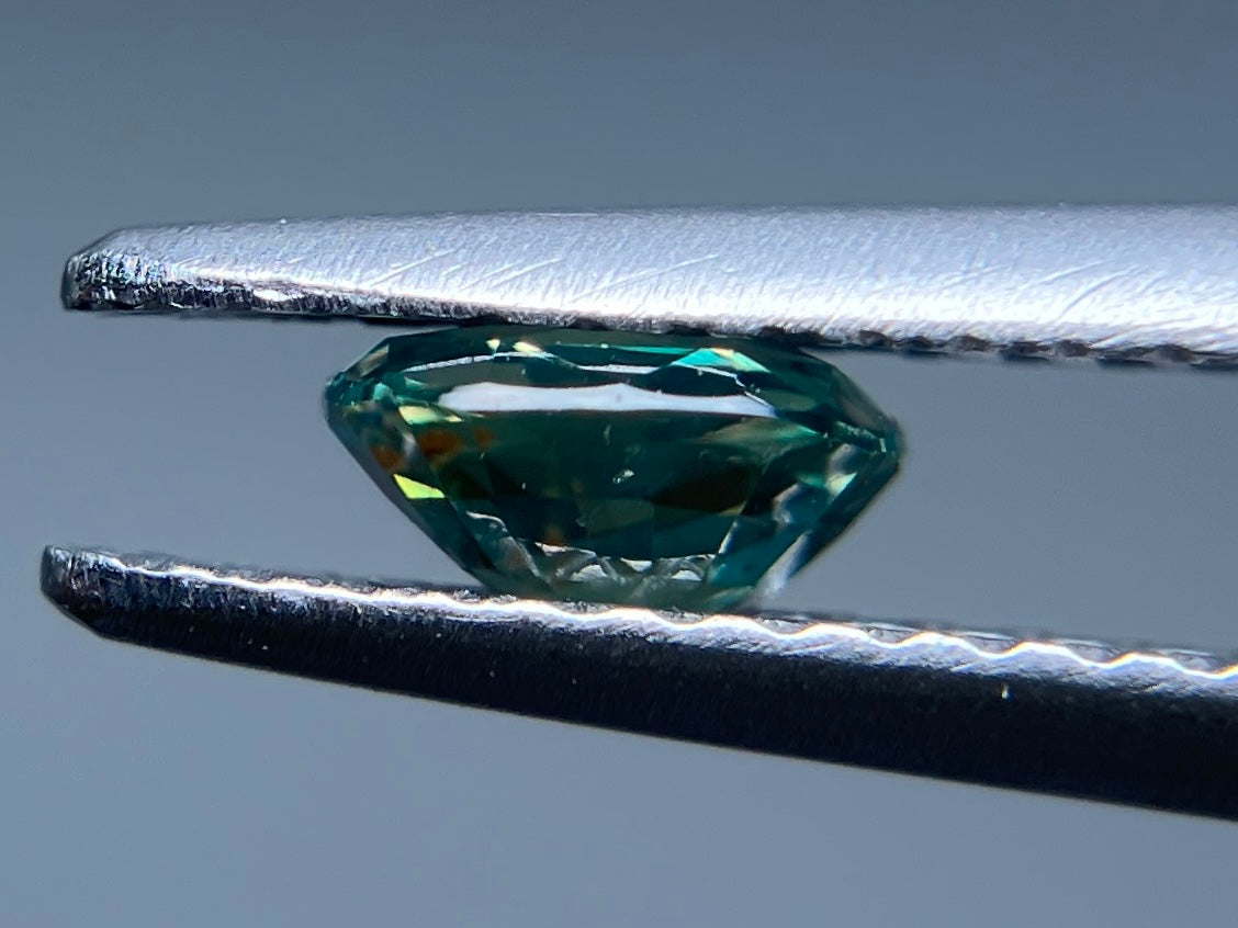アレキサンドライト 0.605ct 中央宝石ソーティング付き 5.22㎜×4.88㎜×2.63㎜ ルース（ 裸石 ） 3262S