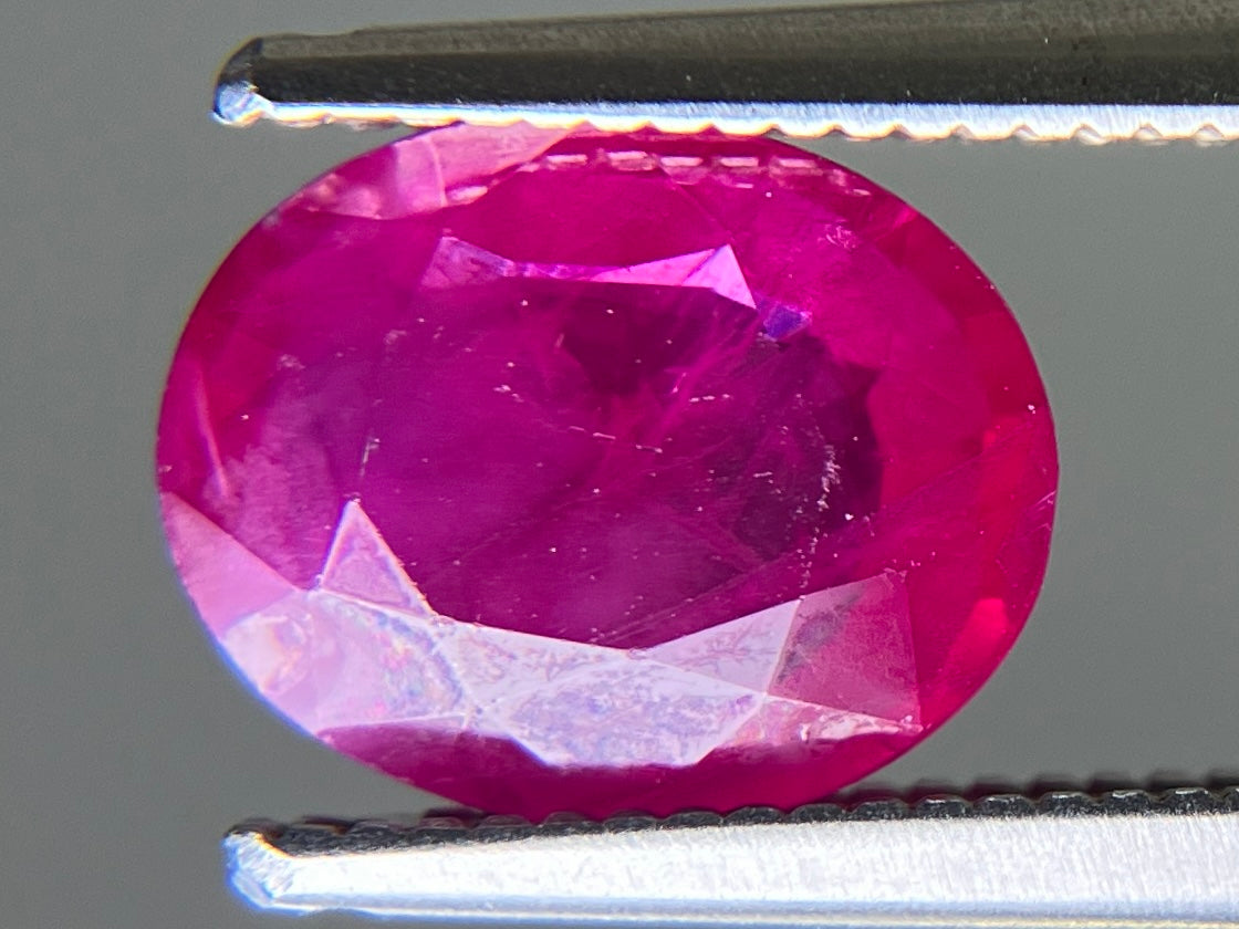 ルビー 天然 2.053ct 中央宝石ソーティング付き 8.81㎜×7.05㎜×3.36㎜ ルース（ 裸石 ） 7721YY