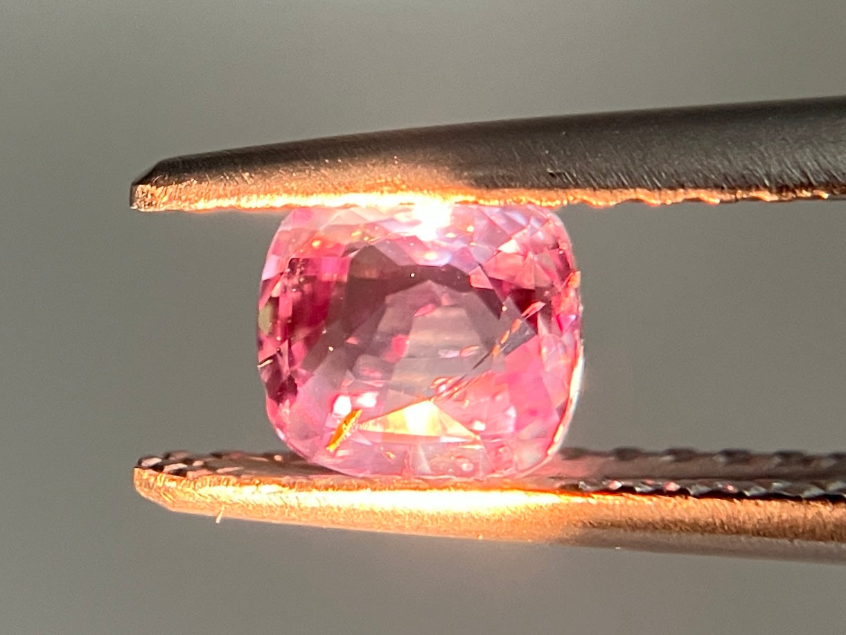 アレキサンドライト 0.605ct 中央宝石ソーティング付き 5.22㎜×4.88㎜×2.63㎜ ルース（ 裸石 ） 3262S