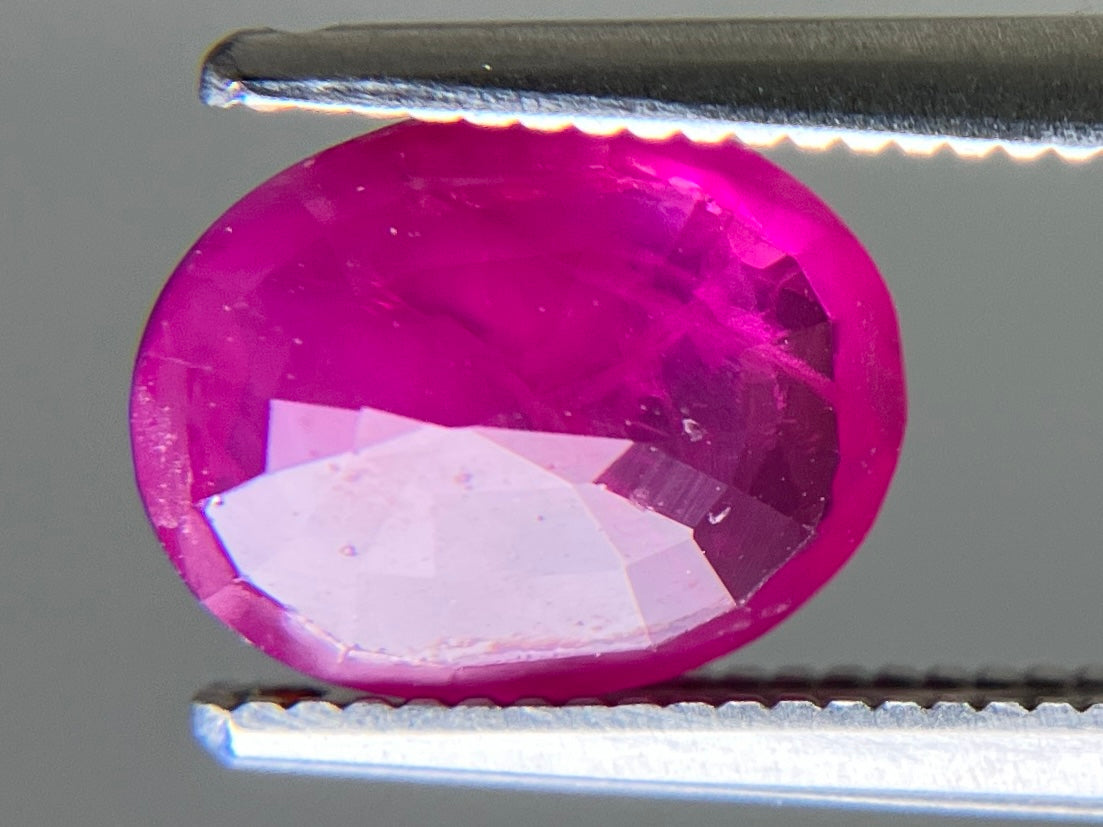 ルビー 天然 2.053ct 中央宝石ソーティング付き 8.81㎜×7.05㎜×3.36㎜ ルース（ 裸石 ） 7721YY